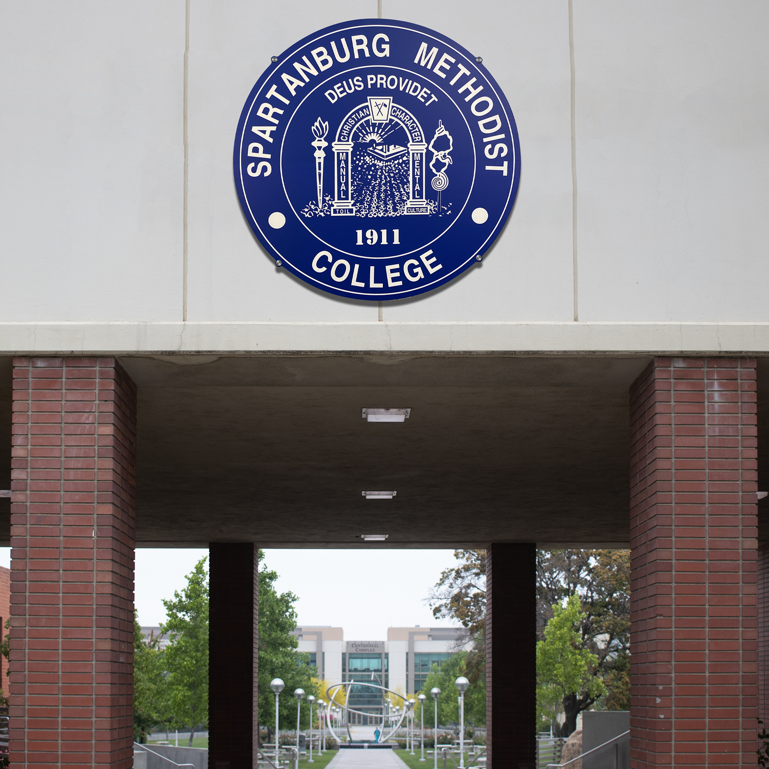 College emblem custom metal logo sign with full-color UV printing for durable and vibrant outdoor display.