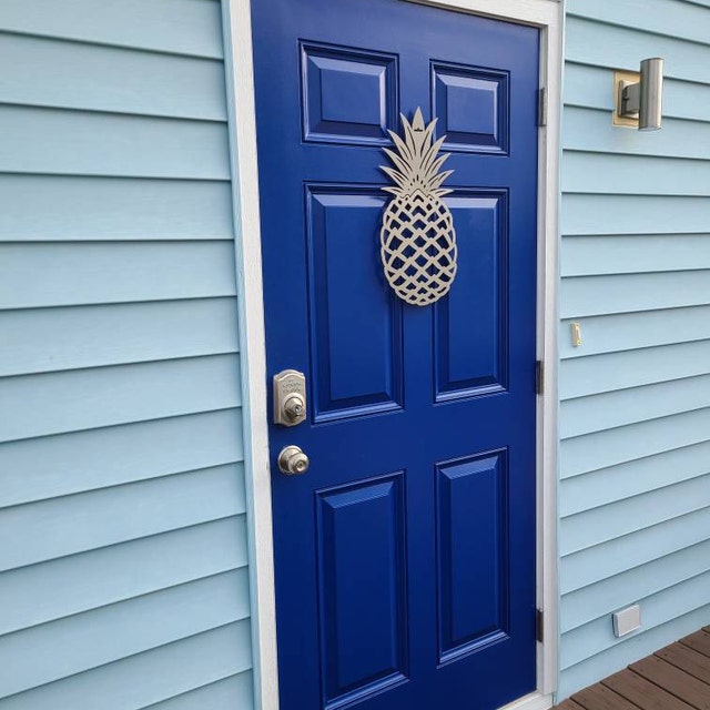 Pineapple Front Door Wreath - Customizable Metal Door Decor: A sleek, laser-cut metal pineapple sign on a blue door, symbolizing hospitality. Personalized welcome sign, durable and rust-resistant, perfect for home and garden.