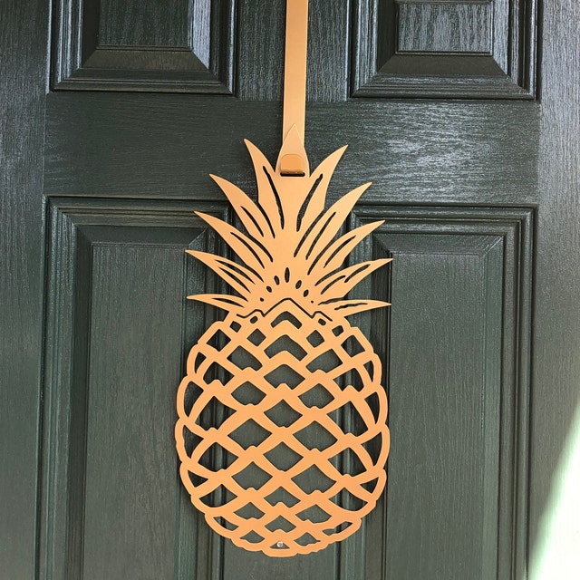 Pineapple Front Door Wreath - Customizable Metal Door Decor featuring a pineapple cut-out design on a door, ideal for personalized welcome signage with a durable, rust-resistant finish. Perfect for home, porch, or garden use.