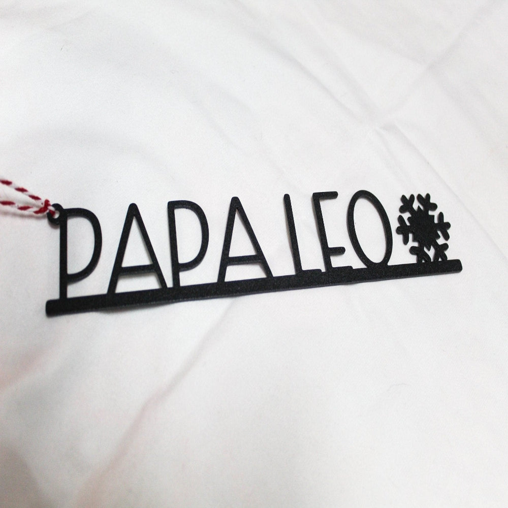 Personalized black snowflake metal name tag PAPA LEO, custom Christmas table décor place setting, laser cut holiday nameplate on white background, HouseSensationsArt