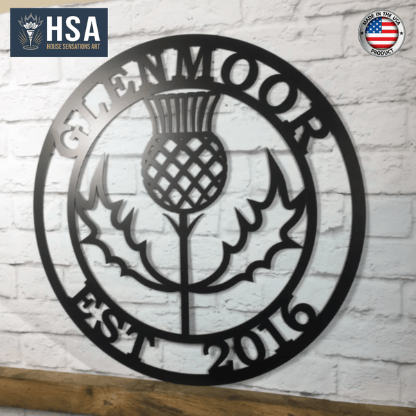 Letrero con el apellido Scottish Thistle: Arte mural metálico con monograma personalizado