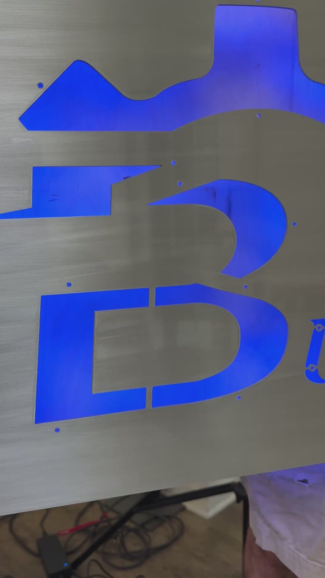 Letrero de metal con logo 3D retroiluminado LED - Diseño de placa trasera personalizado